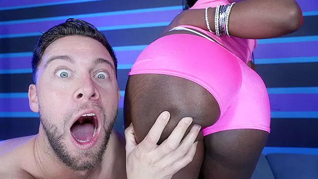 Smokin' Hot Babe Shows Off Her Perfect Booty and Gets Fucked Hard.