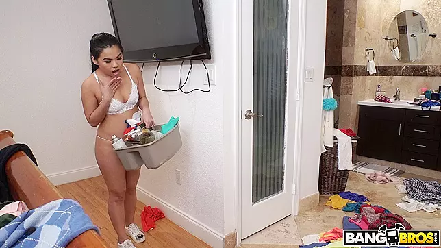 Today we get this awesome small treat Cindy Starfall to clean the house. This sexy Asian talks about how she has this side gig to pay for her university and sheâ€™s interested in coming to clean again