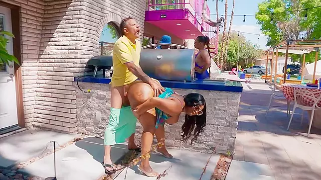 Luscious Ebony Whore Enchantress Gives Sneaky Outdoor Fuck