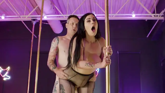 Young stripper Ariel Dixon earns an extra dollar with her wet pussy