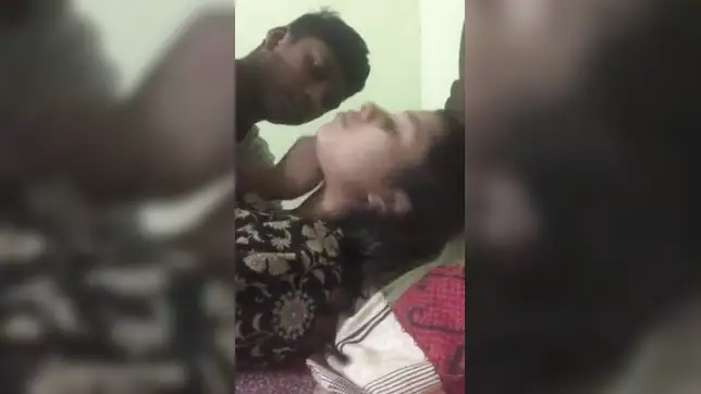 Indian woman in sari enjoys XXX fucker's kisses in front of the camera