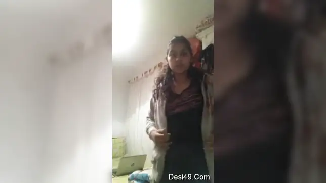 Whore gives sex delight to boys stripping down on camera close-up