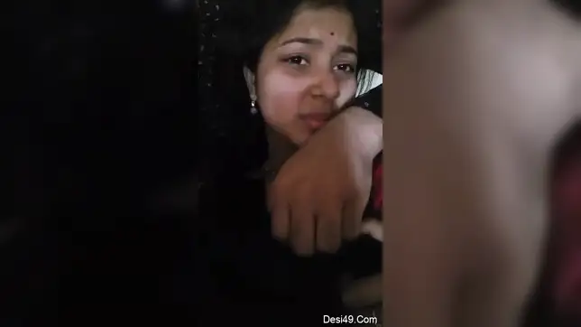 Raunchy guy pulls Desi girlfriend's tits out to have some fun