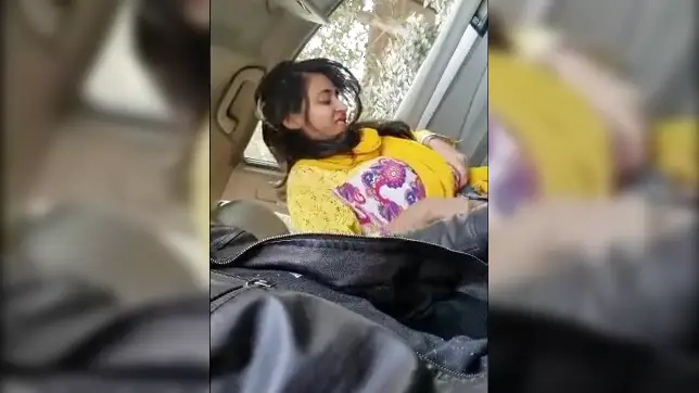 Desi road whore got into boy's car to give cheap and quick XXX blowjob