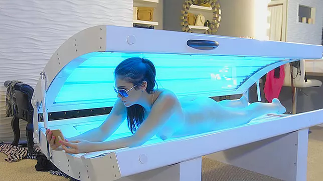 Skinny bitch Violet Starr undresses and starts playing with her twat