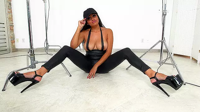 Topnotch sex doll Julie Kay poses in high heels in a xxx free sex vid