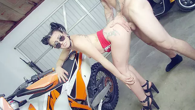 Big-assed chick Mandy Muse roughly analyzed by tough guy in XXX garage