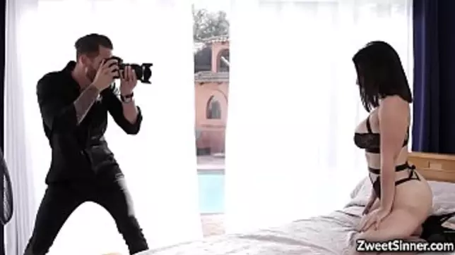 Horny photographer cant resist the charm of his new naked model LaSirena69.