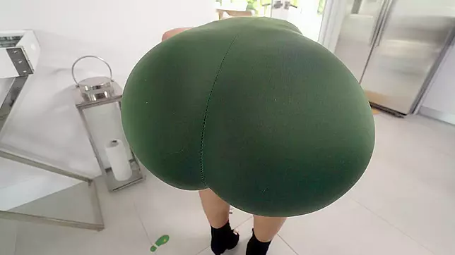 Rose Monroe's Anal Worship ~ XXX Video of Her Big Ass in Action