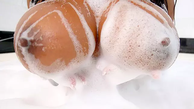 Unleash Your Eyes on Jordyn Falls's Amazing Big Tits in the Bathtub, XXX Video