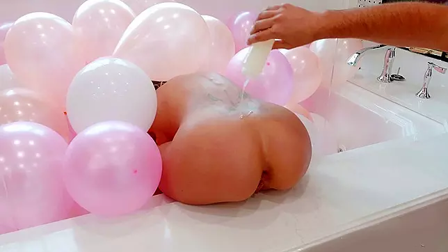 Jessa Rhodes shows off her amazing ass in the bathtub