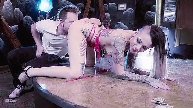 Nasty stripper Leigh Raven gets her slit licked