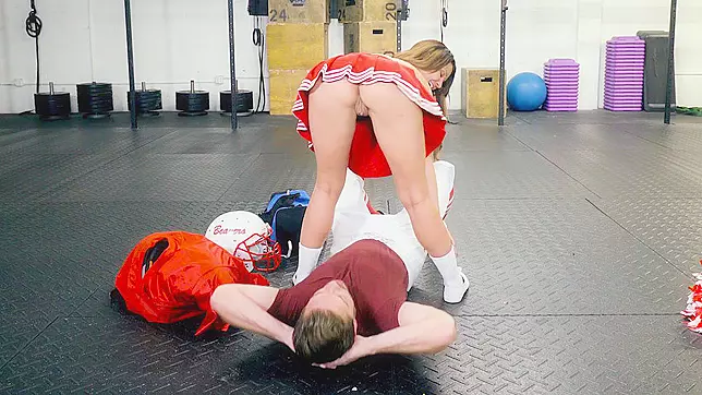 Cheerleader Brooke Beretta seduces dude in the gym