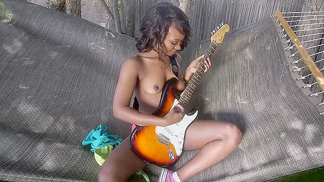 Topless guitar player with small boobs shakes butt in outdoor XXX video