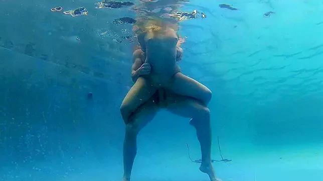 Sexy gal Kaylee Evans having sex underwater