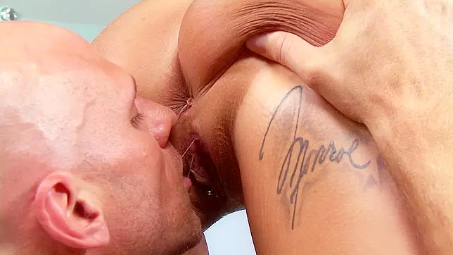 Sexy stripper Britney Shannon gets her cunt eaten