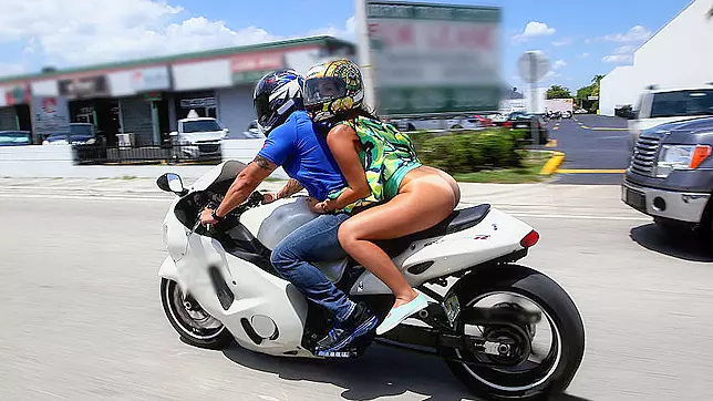 Skilled guy gives chick ride on bike making ass seen in XXX video