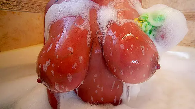 Curvy XXX actress washes ass and boobies in the bathtub on camera