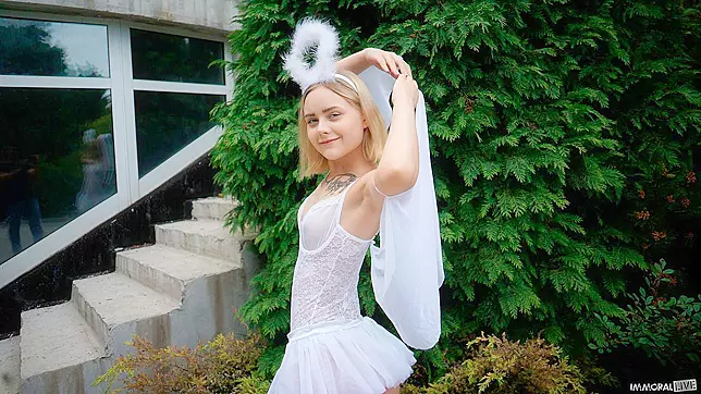 This 19-Year-Old Anal Lover Emily Cutie Squirt for the First Time and Turn On Porno Dan.