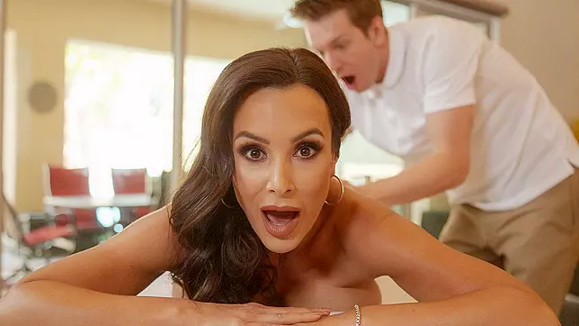 Lisa Ann's Hot Leg Workout Gets a XXX Twist - Top Masseur Markus Dupree Fucks Her Tight Ass!